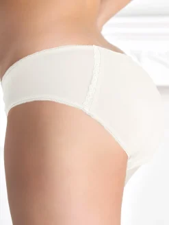 Nessa Selena Brief